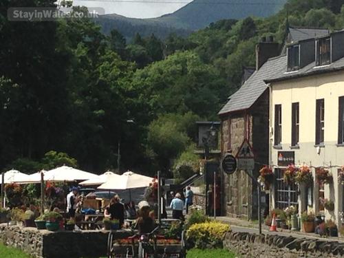 Lovely places to eat and drink just a 2 minute stroll away