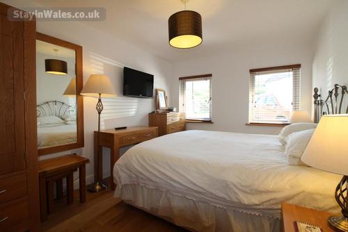 6ft square bed Heather Cottage