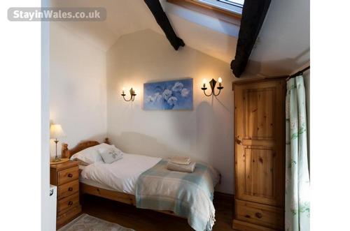 Bedroom 2 - a single bedroom with an en suite