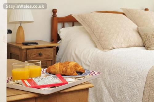 Main bedroom - breakfast in bed.