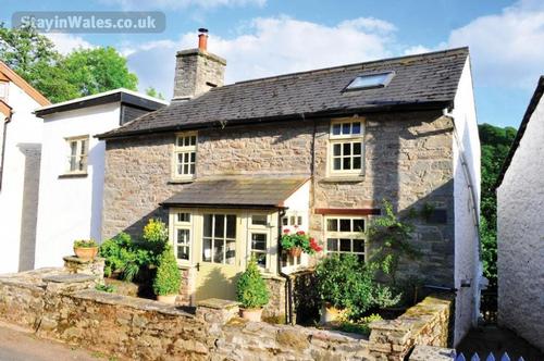 Characterful 1800s stone cottage overlooking the river
