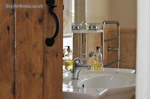 Main bathroom (viewed from landing)