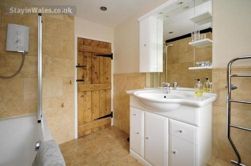 Main bathroom