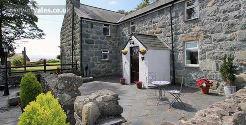 Llwyn Mafon Isaf farmhouse