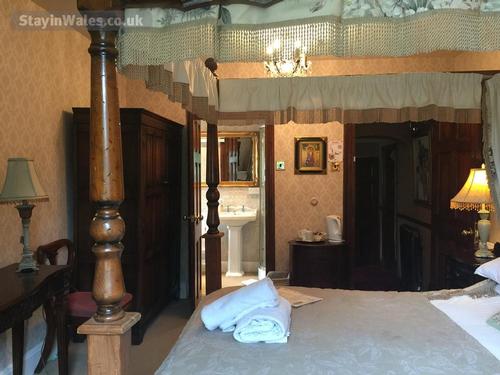 Bronte four poster en suite