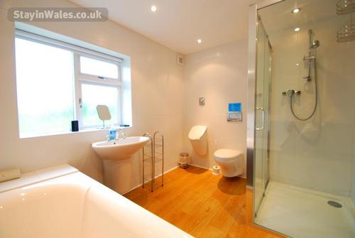 Gamekeeper''s Cottage downstairs bathroom