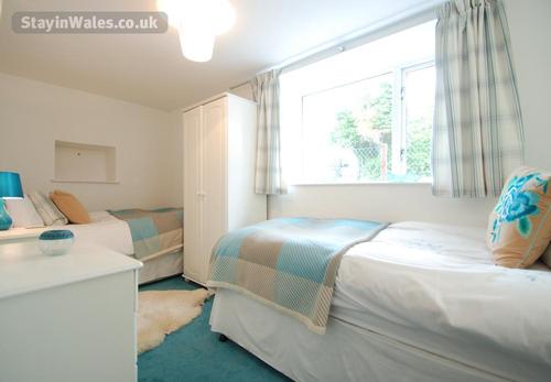 Gamekeeper''s Cottage downstairs twin bedrom