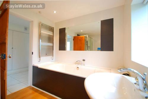Gamekeeper''s Cottage downstairs bathroom