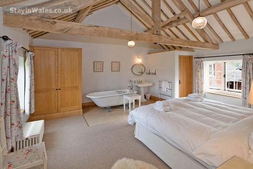 Field House - en-suite bedroom