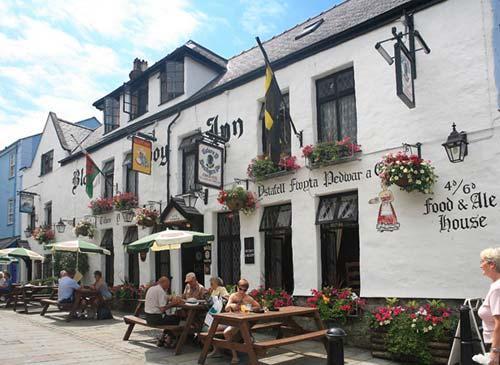 The Black Boy dates from around 1552 and stands within the old town walls of Caernarfon