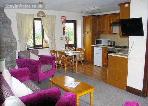 Myrtle Cottage - living area