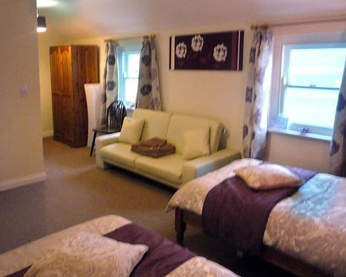 Twin bedroom with sitting area