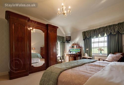 Best Bedroom - a spacious en-suite room with kingsize bed