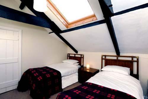 Twin room in Waldo flat, which also has another twin room, a triple room and a double room.