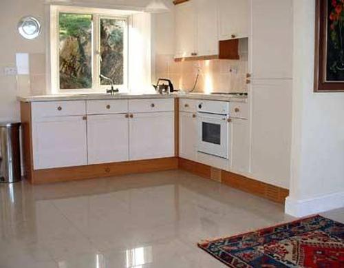 The cottage: Kitchen
