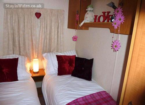 Delfryn - twin bedroom