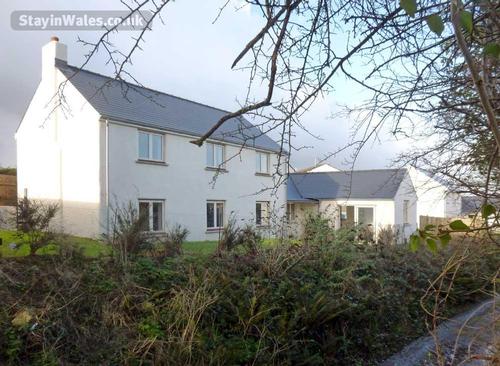 Llwy Garu is a spacious, modern holiday home in south Pembrokeshire