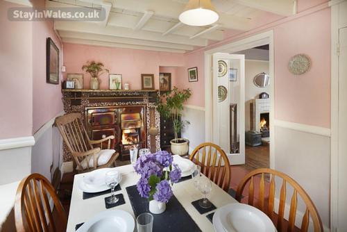Relax in the dining room in front of the fire whilst watching the many birds on the birdfeeder outsi