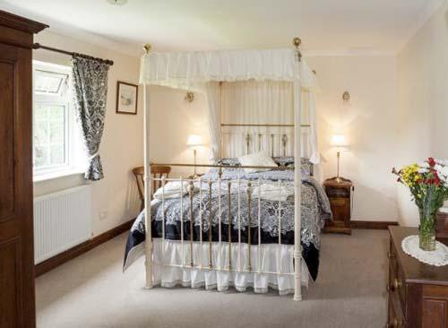 Four poster bedroom in Rhos Wen cottage