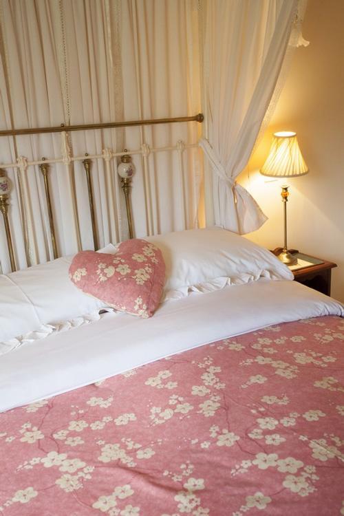 Romantic four poster bed in master (en-suite) bedroom at Rhos Wen Cottage