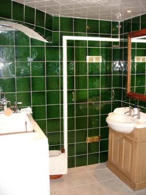 En-suite shower/bath room