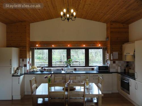 Fully equipped kitchen and dining area