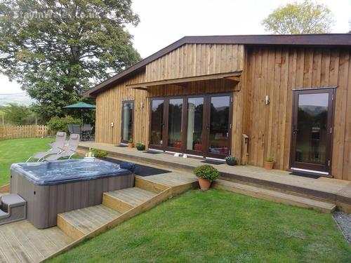 Sycamore Lodge and hot tub in an enclosed private garden
