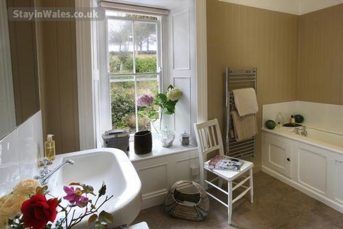 Llanfendigaid Main Bathroom