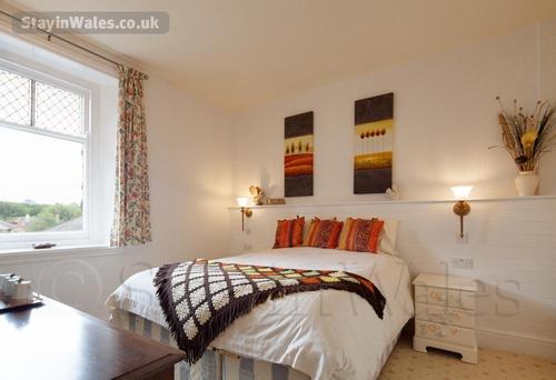 Family room with kingsize and bunk twin beds, and an en-suite shower room