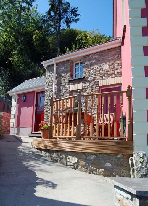 Adjoining Maes y Ffynnon is Ffynnon Fach cottage which sleeps 2