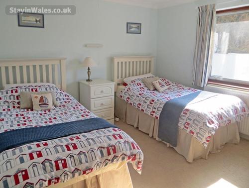 Twin bedroom