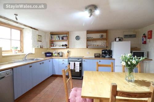 The fully equipped kitchen