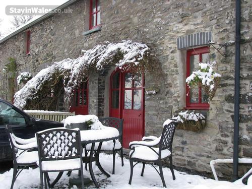 Ty Cerbyd Cottage in winter