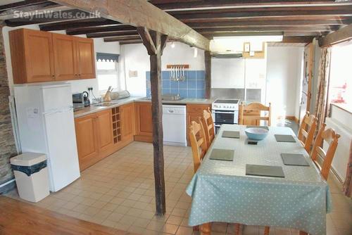 Carthouse - kitchen and dining area