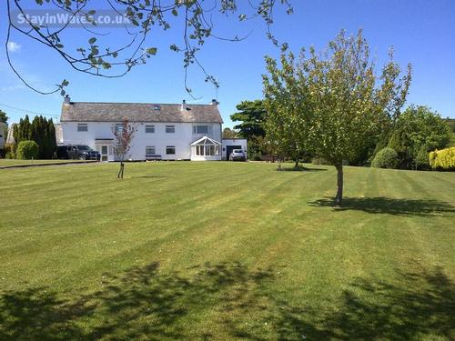 View of Siop y Rhos Farmhouse B&amp;B from the top of the drive