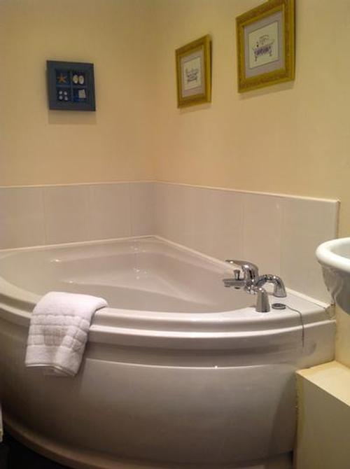 Hunters Lodge bathroom