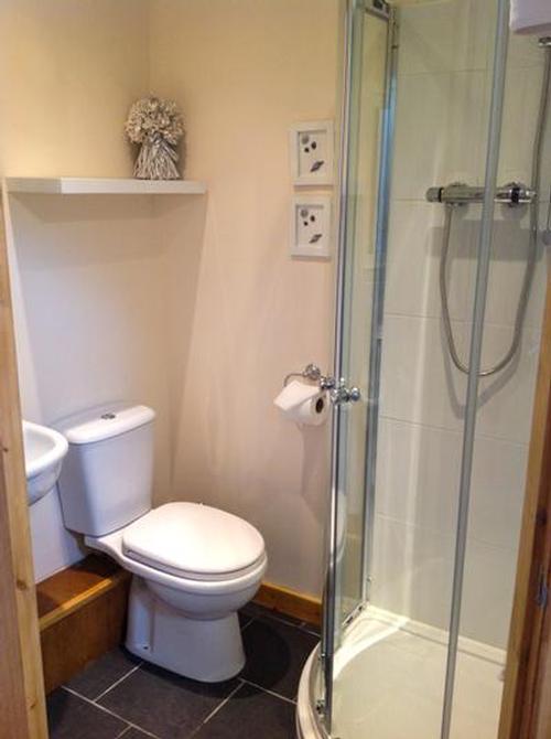 Hunters Lodge shower room