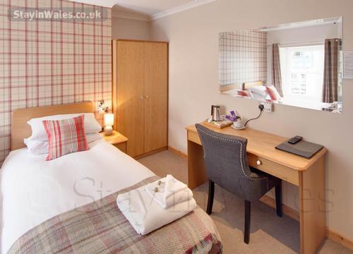 A twin bedroom at the Elan Hotel