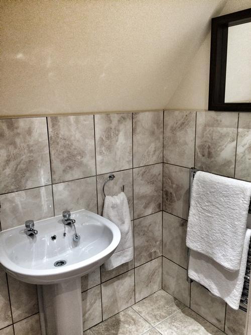 Separate shower room and w/c.