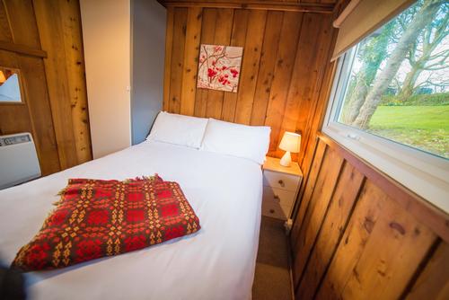 Cosy Double Bedroom in a Timber Hill Lodge
