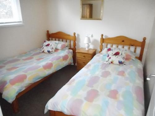 Twin-bedded room in Oak Lodge