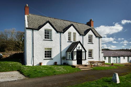 Old Farmhouse sleeps 8