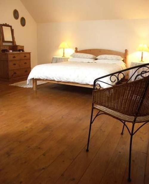 Llwynpur master bedroom with ensuite shower room
