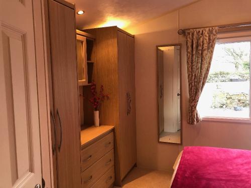 En-suite Master Bedroom with comfy 5 ft king size memory foam mattress