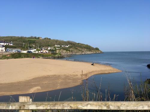 Aberporth&rsquo;s sandy beach at high tide
