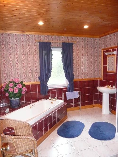 All our rooms have en-suite bath and shower rooms