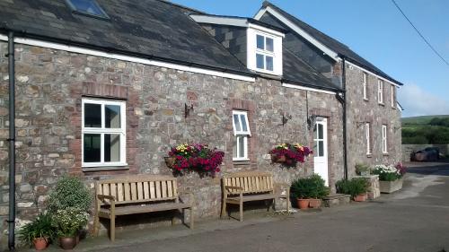 The view of The Bunkhouse as you arrive. Ample parking