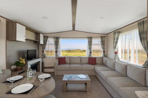 Gold 3 Lounge & Dining Area