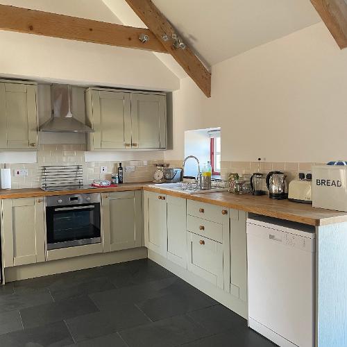 Fitted kitchen with dishwasher