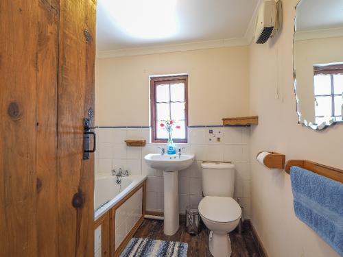 Main bathroom with full size bath